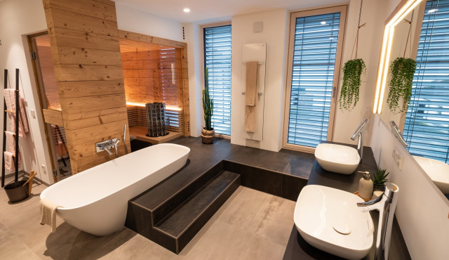 Badezimmer mit Tischlerarbeiten von Hofwimmer
