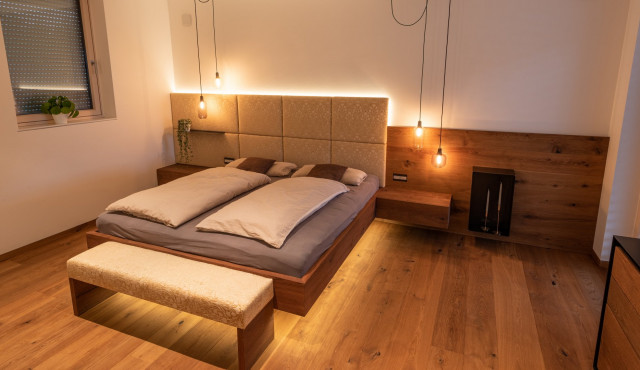 Schlafzimmer mit maßgefertigten Möbeln von Tischlerei Hofwimmer