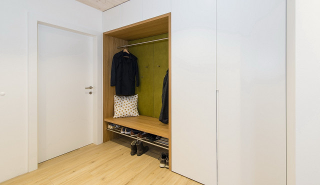Eingangsbereich mit Garderobe von Tischlerei Hofwimmer
